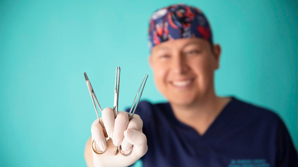 Dr. Patricio Latorre — cirujano plástico en Quito